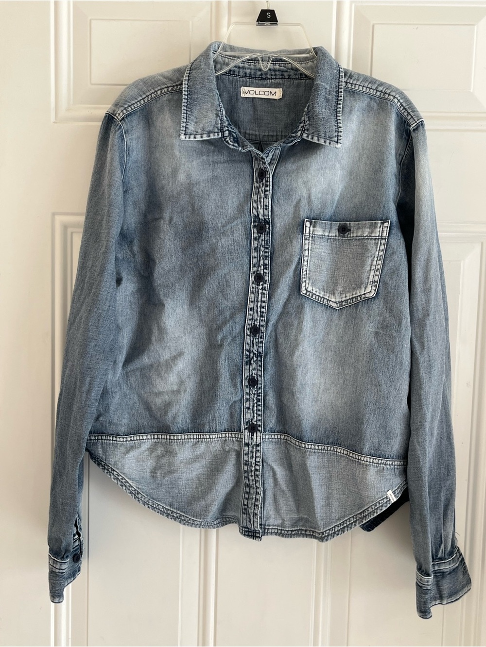 Volcom Denim Shirt Women’s S Acid Wash Blue High-Low Hem Long Sleeve Button Up